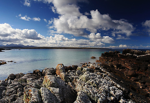 포토 JPG 해외이미지 구름 유럽 모래 바다 여행 자연 하늘 휴가 영국 산 파노라마 풍경 사람없음 야외 물 여름 파란색 햇빛 태양 평화 맑음 시골 질감 내추럴 산악지대 절정 스코틀랜드 해외202004 해외포토 자연요소 계절 나라 컬러 컨셉 날씨 촬영기법 생태계 파일형식 이미지허브