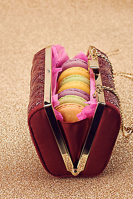 포토 JPG 해외이미지 백그라운드 컨셉 디저트 선물 미술 사람없음 빨간색 빛 컬러풀 파티 유행 핸드백 수확 황금 고급 우아함 달콤 보케 마카롱 프랑스어 특별함 스타일 파리(프랑스) 해외202004 해외포토 문자 음식 컬러 농업 가방 문화예술 이벤트 맛 파일형식 이미지허브