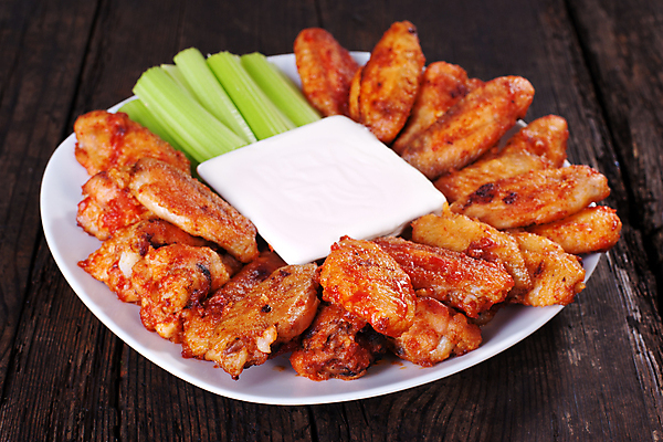 포토 JPG 해외이미지 실내 사람없음 양념치킨 샐러리 닭날개 미국음식 나무배경 해외202004 버팔로윙 블루치즈소스 해외포토 백그라운드 채소 서양음식 내부 치킨 닭고기 소스_음식 파일형식 이미지허브