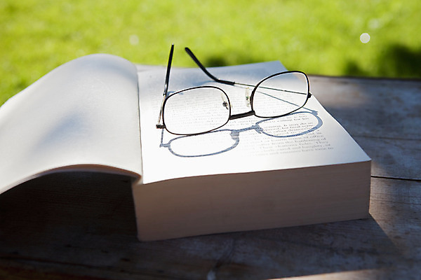 포토 JPG 해외이미지 교육 종이 안경 텍스트 탁자 휴가 휴식 이야기 사람없음 야외 책 여름 오픈 읽기 교과서 문학 페이지 해외202004 해외포토 잡화 계절 가구 컨셉 모션 교재 파일형식 이미지허브