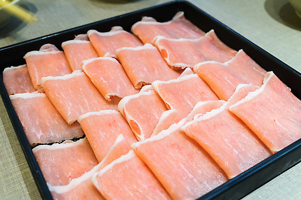 포토 JPG 해외이미지 접시 문화 음식 건강 육류 돼지고기 요리 사람없음 빨간색 초록색 일본 식사 흰색 신선 뜨거움 닫기 냄비 먹기 날것 슬라이스 슛 해외202004 해외포토 식기 아시아 컬러 식재료 모션 솥 파일형식 이미지허브