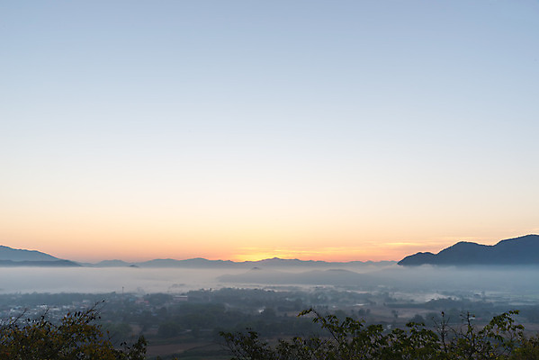 포토 JPG 해외이미지 구름 여행 자연 하늘 아침 산 풍경 사람없음 야외 초록색 여름 일출 환경 계곡 새벽 안개 언덕 내추럴 절정 해외202004 해외포토 주간 자연요소 계절 컬러 날씨 노을 생태계 파일형식 이미지허브