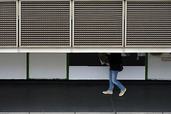 포토 JPG 해외이미지 포스터 스티커 무늬 교통시설 지붕 사람 사람없음 독서 기차 덮개 도시 기다림 신문 비엔나 오스트리아 역 플라스틱 전차 승객 창살 기어 단상 대칭 해외202004 해외포토 유럽 육상교통 교통 모션 재질 대중교통 간행물 뚜껑 뉴스 시설 파일형식 이미지허브