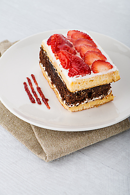 포토 JPG 해외이미지 접시 딸기 실내 사람없음 케이크 식탁보 달콤 흰배경 해외202004 해외포토 식기 백그라운드 과일 디저트 내부 흰색 맛 파일형식 이미지허브