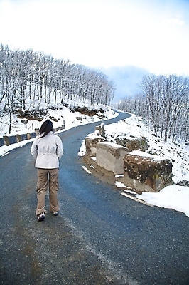 포토 JPG 해외이미지 라이프스타일 여자 행복 유럽 도로 여행 겨울 곡선 바지 자연 휴가 산 한명 사람 풍경 야외 여행객 냉동 얼음 산책 재킷 추위 흰색 시골 스페인 위험 아스팔트 방법 선로 해외202004 해외포토 자연요소 1 계절 감정 나라 길 선 컬러 컨셉 교통시설 하의 휴식 생활 외투 생태계 파일형식 이미지허브
