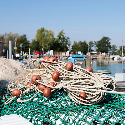 포토 JPG 해외이미지 산업 호수 밧줄 음식 바다 섬 패턴 넥타이 낚시 매달리기 어류 요리 사람없음 야외 물 컬러풀 장비 시골 잡기 그물 네트워크 보트 당기기 코드 묘사 상업 매듭 낚시꾼 코르크 어장 망사 부표 옛날 정물화 해외202004 해외포토 자연요소 잡화 줄 컬러 무늬 배_교통 모션 레저 수중동물 직물 그림 파일형식 이미지허브