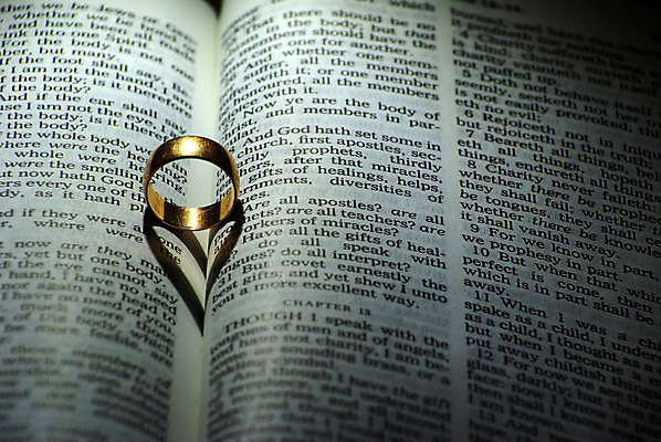 포토 JPG 해외이미지 감정 기독교 종교 결혼 결혼식 발렌타인데이 그림자 사랑 사람없음 책 단어 빛 반사 성경 하트 반지 원형 닫기 읽기 주기 서식 증거 페이지 신성 정의 신앙심 접기 해외202004 해외포토 모양 도형 문자 장신구 종교용품 모션 데이이벤트 이벤트 파일형식 이미지허브