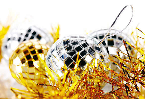 포토 JPG 해외이미지 크리스마스장식 크리스마스 실내 사람없음 아웃포커스 장식볼 은색 오브젝트 흰배경 오너먼트 해외202004 해외포토 기념일 컬러 백그라운드 촬영기법 내부 장식 흰색 파일형식 이미지허브