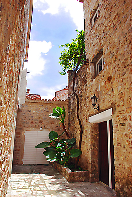 포토 JPG 해외이미지 식물 외관 유럽 도로 여행 건축양식 창문 하늘 지붕 휴가 거리 주택 사람없음 야외 건물 빨간색 초록색 여름 파란색 햇빛 문 산책 바위 흰색 보행로 작음 지중해 교차로 타일 묘사 휴양지 좁은 타운 동쪽 남쪽 몬테네그로 발칸반도 부드바 옛날 스타일 해외202004 해외포토 건축물 계절 건축 나라 길 바다 컬러 교통시설 휴식 태양 장소 돌_바위 도시 크기 방향 파일형식 이미지허브