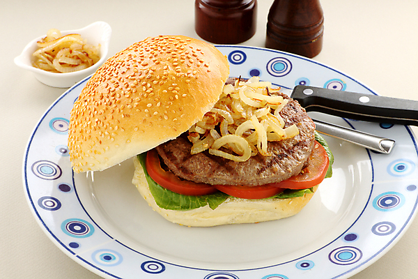 포토 JPG 해외이미지 그릇 접시 양파 패스트푸드 실내 사람없음 햄버거 인스턴트 정크푸드 흰배경 해외202004 해외포토 식기 음식 백그라운드 채소 내부 흰색 파일형식 이미지허브