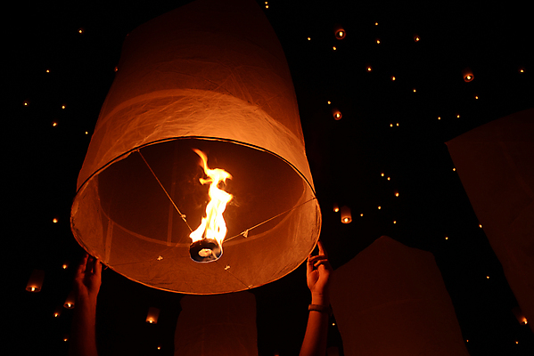 포토 JPG 해외이미지 손 야외 신체부위 빛 잡기 야간 풍등 풍등날리기 풍등놀이 풍등행사 풍등축제 해외202004 해외포토 자연요소 모션 놀이 조명 사람 이벤트 등축제 파일형식 이미지허브