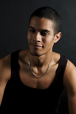 포토 JPG 해외이미지 모델 헤어스타일 응시 남자 여유 얼굴 포즈 수염 한명 사람 소년 성인 머리 유행 검은색 어둠 표현 자신감 시원함 유혹 피부 목 스타일 해외202004 해외포토 1 시선 감정 어린이 컬러 컨셉 신체부위 파일형식 이미지허브