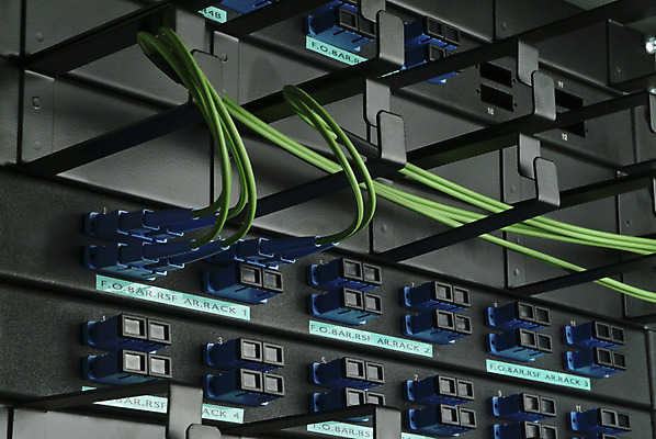 포토 JPG 해외이미지 이동 인터넷 비즈니스 통신 사람없음 빨간색 전자제품 컴퓨터 디지털 자료 힘 전선 정보 그물 네트워크 센터 콘센트 플러그 연결 접속 무선전화기 속도 순환 철사 섬유 전송 랜 모뎀 방화벽 서버 신발장 하드웨어 네트워킹 제공자 해외202004 해외포토 컬러 컨셉 모션 직물 전화기 파일형식 이미지허브