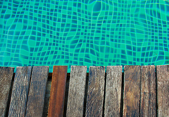 포토 JPG 해외이미지 계절 여행 백그라운드 휴가 휴식 수영장 사람없음 야외 목재 가로 물 파란색 햇빛 태양 계단 수영 기쁨 산책로 뜨거움 고급 널 시원함 갑판 부식 휴양지 그런지 옛날 해외202004 해외포토 자연요소 나무 감정 길 컬러 컨셉 배_교통 재료 장소 수상스포츠 파일형식 이미지허브