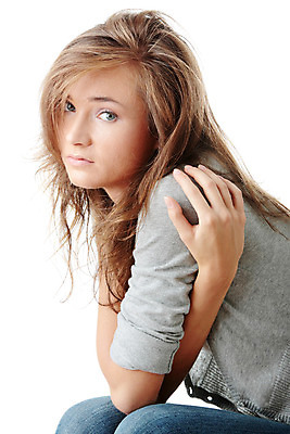 포토 JPG 해외이미지 백인 응시 시선 여자 얼굴 생각 스트레스 갈색머리 관리 한명 사람 10대 머리 고통 슬픔 흰색 표현 좌절 고독 질병 걱정 불행 문제 긴장 배려 심각 우울증 적자 헬프 혼자 해외202004 해외포토 서양인 1 헤어스타일 감정 컬러 컨셉 의학 청소년 신체부위 도움 파일형식 이미지허브