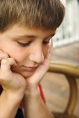 포토 JPG 해외이미지 백인 어린이 생각 한명 세로 사진촬영 사색 내려보기 해외202004 해외포토 서양인 1 모션 사람 촬영 파일형식 이미지허브