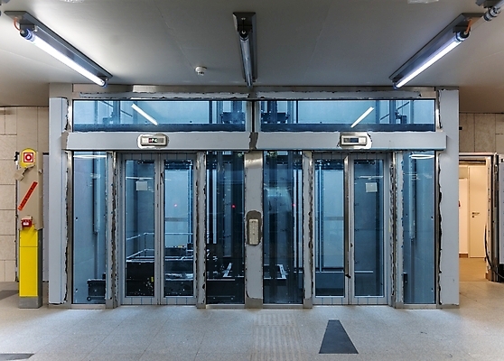 포토 JPG 해외이미지 디자인 벽 백그라운드 비즈니스 건축양식 창문 교통시설 모션 유리 미래 새로움 실내 파노라마 사람없음 내부 건물 빛 사무실 반사 문 계단 상점 금속 도시 센터 공항 정상 엘리베이터 리프트 에스컬레이터 일반 철강 해외202004 해외포토 건축물 건축 교통 컨셉 재질 촬영기법 시설 파일형식 이미지허브