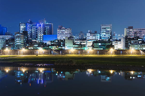 포토 JPG 해외이미지 야경 하늘 사람없음 야외 건물 강 도시풍경 도시 도심 대만 해외202004 해외포토 건축물 아시아 풍경 야간 파일형식 풍경_경치 이미지허브