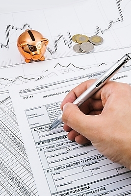 포토 JPG 해외이미지 계절 종이 돈 비즈니스 탁자 사람없음 금융 사무실 펜 동전 저축 돼지저금통 계산 4월 서비스 서식 문서 파일 법 광택 수익 폴란드 세금 수입 환불 회계사 해외202004 해외포토 직업 유럽 가구 경제 필기구 저금통 날짜 재산 파일형식 이미지허브