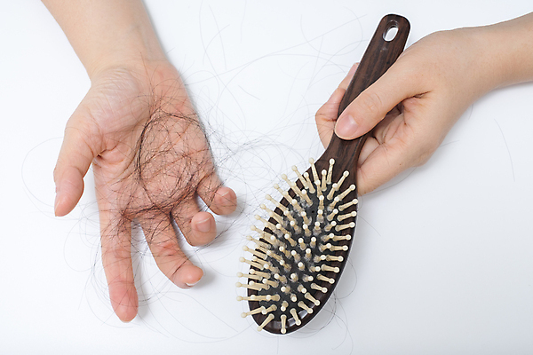 포토 JPG 해외이미지 손 들기 신체부위 뷰티 머리카락 머리빗 흰배경 두피케어 탈모 탈모클리닉 해외202004 탈모예방 해외포토 백그라운드 모션 사람 머리 흰색 미용용품 예방 클리닉 헤어관리 증상 파일형식 이미지허브