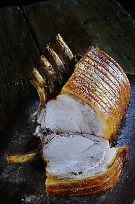 포토 JPG 해외이미지 그릇 음식 실내 육류 돼지고기 사람없음 옆모습 돼지갈비 해외202004 해외포토 식기 뷰포인트 식재료 내부 파일형식 이미지허브