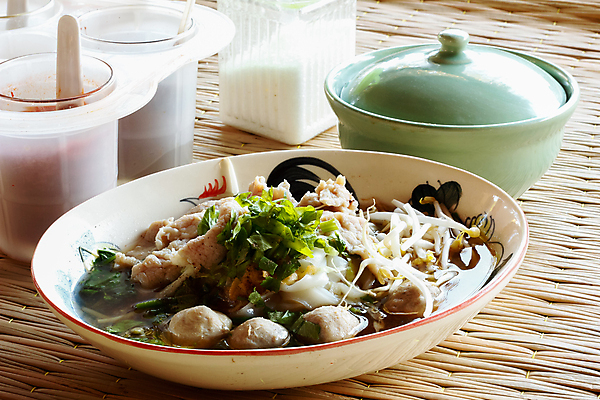 포토 JPG 해외이미지 아시아 음식 젓가락 태국 유리 파슬리 육류 요리 동양인 사람없음 빨간색 노란색 식당 숟가락 식사 매트 면 양념 사발 맛 향신료 매움 후추 건강식 해외202004 해외포토 나라 컬러 컨셉 채소 식재료 재질 수저 인종 상점 사기그릇 향미료 파일형식 이미지허브