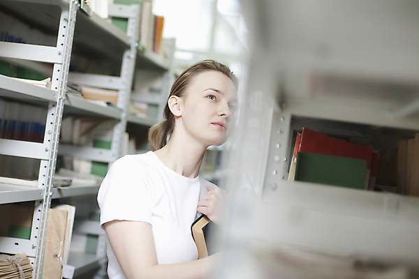 포토 JPG 해외이미지 백인 학생 교육 티셔츠 청소년 책장 선반 실내 한명 사람 20대 책 금발 금속 잡기 도서관 호기심 러시아 자원 포니테일 스파이 성인여자만 해외202004 해외포토 서양인 1 헤어스타일 감정 유럽 가구 컨셉 셔츠 모션 재질 청년 내부 여자만 성인만 파일형식 이미지허브
