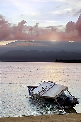 포토 JPG 해외이미지 아시아 바다 자연 아침 낚시 어류 동양인 풍경 사람없음 야외 목재 초록색 물 여름 일출 보트 부식 함선 인도네시아 철사 포트 내추럴 깨짐 조난 해외202004 해외포토 주간 자연요소 나무 계절 나라 컬러 컨셉 배_교통 재료 레저 인종 노을 수중동물 생태계 파일형식 이미지허브