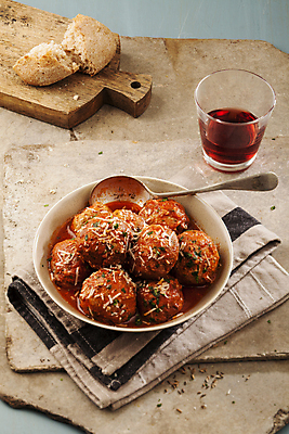 포토 JPG 해외이미지 그릇 음료 빵 잔 사람없음 숟가락 뜨거움 미트볼 토마토소스 나무도마 해외202004 해외포토 식기 음식 도마 수저 목재 소스_음식 파일형식 이미지허브