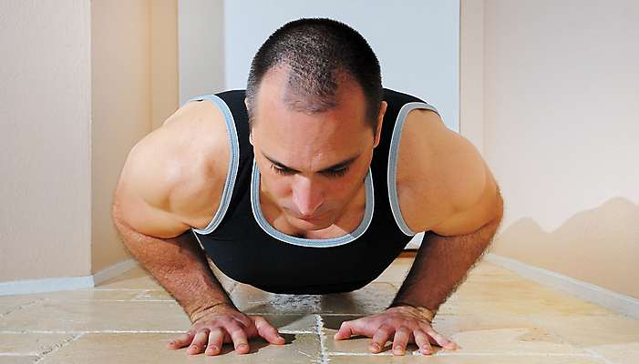 포토 JPG 해외이미지 모양 백인 모델 1 남자 스포츠 신체 근육 건강 한명 사람 야외 운동 숫자 힘 기차 흰색 뜨거움 보디빌딩 보디빌더 연습 근육질 힘찬 해외202004 해외포토 서양인 문자 육상교통 컬러 컨셉 대중교통 헬스 몸매 파일형식 이미지허브