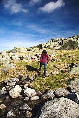 포토 JPG 해외이미지 식물 백인 라이프스타일 여자 유럽 여행 자연 휴가 산 한명 풍경 성인 야외 초록색 파란색 산책 트래킹 하이킹 자유 바위 흰색 청바지 시골 스페인 언덕 혼자 해외202004 해외포토 서양인 1 나라 컬러 컨셉 바지 레저 휴식 사람 생활 돌_바위 생태계 파일형식 이미지허브