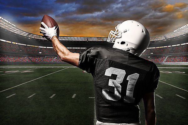 포토 JPG 해외이미지 남자 스포츠 유니폼 공 축구선수 한명 운동복 미식축구 축구 미국 축하 헬멧 럭비공 미식축구선수 해외202004 해외포토 1 옷 컨셉 북아메리카 운동선수 사람 구기 보호장비 럭비용품 파일형식 이미지허브