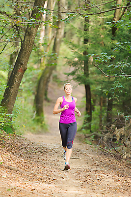 포토 JPG 해외이미지 나무 백인 1 라이프스타일 공원 여자 스포츠 포즈 자국 모션 자연 건강 한명 사람 성인 야외 운동복 금발 달리기 조깅 운동 활발 기차 에너지 가을 숲 연습 마라톤 달리기선수 혼자 해외202004 해외포토 서양인 식물 헤어스타일 옷 계절 공공시설 육상교통 컨셉 대중교통 경기 생활 육상스포츠 생태계 육상선수 파일형식 이미지허브