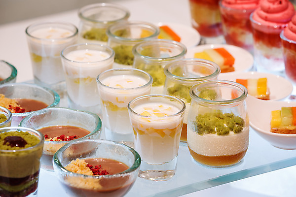 포토 JPG 해외이미지 접시 디자인 음식 분홍색 결혼 오렌지 과일 유리 딸기 휴가 디저트 기념 사탕 사람없음 장식 빨간색 갈색 노란색 파티 케이크 요식업 초콜릿 축제 여러개 흰색 생일 달콤 맛 설탕 크림 토핑 푸딩 무스 바닐라 뷔페 타르트 해외202004 해외포토 식기 기념일 산업 빵 컬러 다수 컨셉 재질 이벤트 파이_빵 파일형식 이미지허브