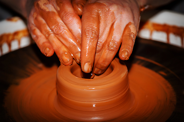 포토 JPG 해외이미지 모양 전통 손 디자인 조각 손가락 기술 창조 미술 사람없음 갈색 젖음 터치 엄지손가락 업무 작업 바퀴 도자기 감각 원주민 매끈함 디자이너 유연 만들기 예술가 점토 진흙 토기 장인 조형 수공예 조절 곰팡이 도예가 인내 해외202004 해외포토 직업 컬러 모션 문화예술 신체부위 용기_그릇 아프리카인 공예 파일형식 이미지허브