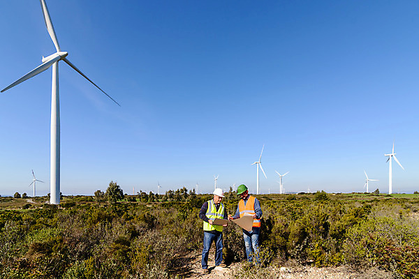 포토 JPG 해외이미지 직업 남자 산업 컨셉 사업가 하늘 바람 미래 노동자 작업복 서기 미소 사람 성인 야외 두명 초록색 태양 환경 힘 재활용 풍차 발전기 에너지 업무 기술자 엔지니어 수리 보호 계획 안전모 헬멧 그림 조경 연료 세대 유지 혁명 해외202004 해외포토 자연요소 옷 컬러 모션 날씨 표정 발전소 작업 안전장비 보호장비 친환경 파일형식 이미지허브