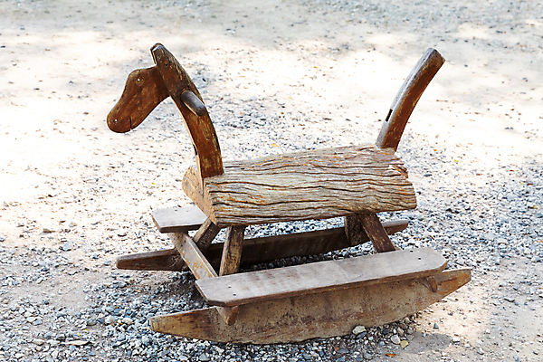 포토 JPG 해외이미지 공원 어린이 백그라운드 의자 놀이 취미 사람없음 목재 장식 장난감 미니어처 수확 골동품 승차 복고 조랑말 걸음마 땅바닥 옛날 핸드메이드 해외202004 해외포토 나무 공공시설 가구 농업 재료 모션 바닥 사람 모형 말_동물 파일형식 이미지허브