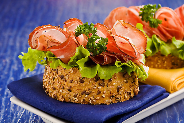 포토 JPG 해외이미지 접시 빵 파슬리 샌드위치 옥수수 사람없음 식사 최고 먹기 냅킨 햄 베이컨 해외202004 해외포토 식기 음식 채소 모션 곡류 육류 돼지고기 파일형식 이미지허브