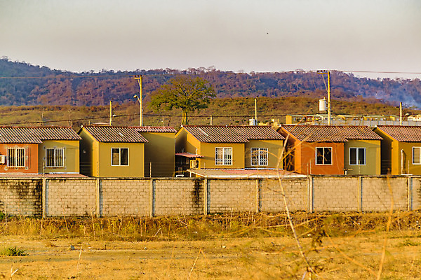 포토 JPG 해외이미지 외관 건축양식 교실 자연 아파트 주택 따뜻함 풍경 사람없음 건물 미국 중앙 언덕 커뮤니티 에콰도르 연립주택 이웃 남쪽 교외 해외202004 해외포토 건축물 교육 건축 북아메리카 학교 남아메리카 방향 생태계 파일형식 이미지허브