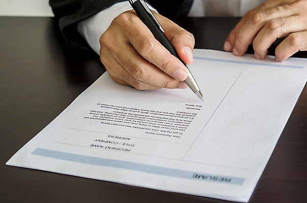 포토 JPG 해외이미지 직업 손 교육 안경 컨셉 돈 비즈니스 탁자 노동자 사람 사람없음 목재 금융 사무실 펜 기록 업무 비즈니스맨 어플리케이션 고객 책상 분석 계약 오브젝트 사인 보고서 시작 서식 문서 이력서 자원 모집 회계 채용 회계사 해외202004 해외포토 나무 잡화 남자 가구 재료 신체부위 경제 필기구 작업 직장인 재산 파일형식 이미지허브