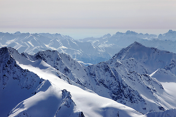 포토 JPG 해외이미지 구름 유럽 여행 자연 하늘 산 풍경 사람없음 파란색 햇빛 태양 맑음 얼음 봄 등산 하이킹 추위 흰색 정상 땅 언덕 빙하 러시아 남쪽 웅장함 절정 눈내림 해외202004 해외포토 자연요소 계절 나라 컬러 레저 날씨 눈_날씨 트래킹 방향 생태계 파일형식 이미지허브