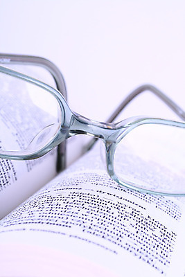 포토 JPG 해외이미지 직업 교육 종이 문화 안경 텍스트 사람없음 책 단어 스터디 독서 검은색 흰색 오픈 클래식 편지 사인 문학 페이지 세피아 옛날 지능 해외202004 해외포토 문자 잡화 컬러 컨셉 촬영기법 학습 파일형식 이미지허브