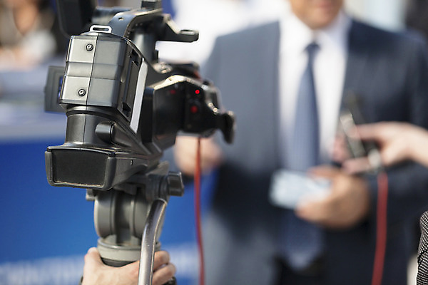 포토 JPG 해외이미지 손 사업가 통신 회의 말하기 이벤트 사람없음 카메라 텔레비전 소리 장비 정보 잡기 비즈니스맨 기자 뉴스 중앙 질문 마이크 면접 라디오 오디오 방송 언론 리포터 일반 동영상 목소리 정치가 생존 해외202004 해외포토 직업 남자 음향기기 비즈니스 모션 신체부위 전자제품 직장인 파일형식 이미지허브