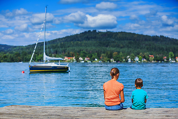 포토 JPG 해외이미지 구름 라이프스타일 호수 어린이 컨셉 셔츠 요트 장난 가족 자연 놀이 휴가 산 함께함 소년 야외 두명 목재 옆모습 물 여름 친구 청춘 항구 맑음 봄 산책 흰색 관찰 연못 오스트리아 호기심 언니 남동생 무료 해외202004 해외포토 자연요소 나무 계절 남자 감정 유럽 뷰포인트 컬러 상의 배_교통 재료 관계 교통시설 모션 날씨 휴식 사람 생활 생태계 자매 동생 파일형식 이미지허브