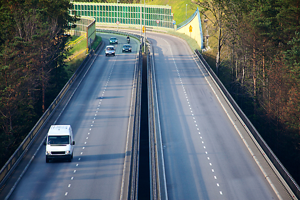 포토 JPG 해외이미지 도로 길 여행 교통시설 자동차 거리 사람없음 야외 세로 도시풍경 햇빛 도시 고속도로 도심 휘발유 광택 연료 짐차 대도시 동맥 폴란드 배기가스 자동 조감도 통근 해외202004 해외포토 유럽 육상교통 교통 풍경 태양 석유 시설 출근 혈관 파일형식 이미지허브