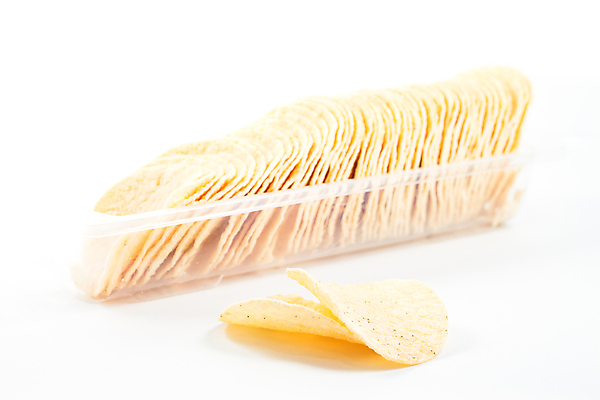 포토 JPG 해외이미지 실내 사람없음 과자 흰배경 담기 일렬 감자칩 짠맛 플라스틱통 해외202004 해외포토 백그라운드 모션 디저트 통 내부 흰색 칩_음식 맛 플라스틱 파일형식 이미지허브