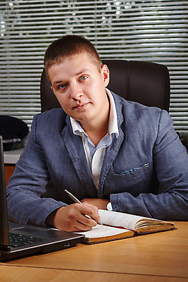 포토 JPG 해외이미지 백인 모델 직업 1 옷 남자 셔츠 돈 비즈니스 탁자 노동자 실내 한명 사람 앉기 정장 성인 목재 경제 컴퓨터 사무실 펜 유행 공책 재킷 회색 직물 기록 업무 작업 비즈니스맨 책상 경영자 옷입기 해외202004 해외포토 서양인 나무 컬러 가구 상의 재료 모션 문구용품 내부 전자제품 필기구 외투 직장인 재산 리더 파일형식 이미지허브