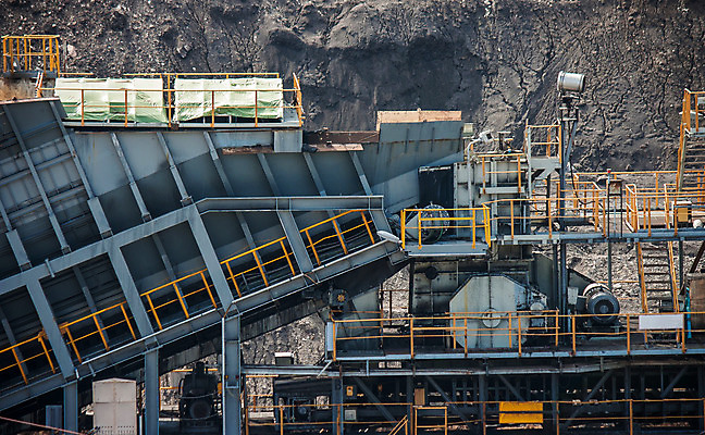 포토 JPG 해외이미지 산업 지구 조각 비즈니스 공장 교통시설 산 사람없음 야외 쌓기 금속 검은색 기계 장비 에너지 벨트 조약돌 업무 뜨거움 구멍 붓기 제조 큼 버리기 공학 흙더미 광부 찌그러짐 땅파기 로딩 석탄 채석 철강 추출 컨베어밸트 콘크리트 해외202004 해외포토 직업 잡화 교육 컬러 교통 컨셉 공업 모션 재질 흙 돌_바위 작업 크기 시설 파일형식 더미 이미지허브