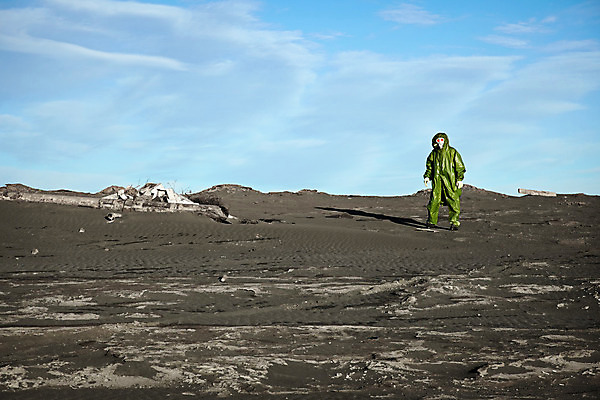 포토 JPG 해외이미지 구름 1 남자 지구 모래 백그라운드 유니폼 하늘 한명 서기 안전 사람 풍경 야외 가로 초록색 여름 파란색 갈색 환경 어둠 외계인 보호 과학자 스카이라인 그런지 생태학 학자 화학물질 수평선 해외202004 해외포토 자연요소 직업 옷 계절 교육 컬러 과학 컨셉 모션 미확인물체 화학 파일형식 이미지허브