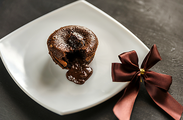 포토 JPG 해외이미지 접시 리본 검은배경 실내 사람없음 초콜릿 흐름 달콤 해외202004 퐁당오쇼콜라 해외포토 식기 백그라운드 컨셉 디저트 내부 검은색 맛 파일형식 이미지허브